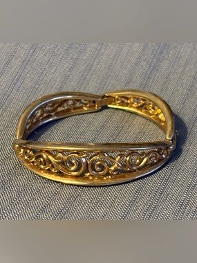 Vintage Gold Tone Filigree Hinged Bangle Bracelet Retro Scrollwork